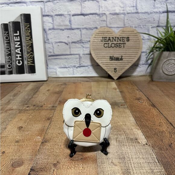 Bioworld
Harry Potter Hedwig Letter to Hogwarts Kiss Lock Coin Pouch - Picture 5 of 9